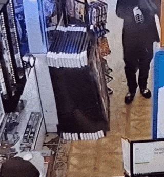 Guy robs store